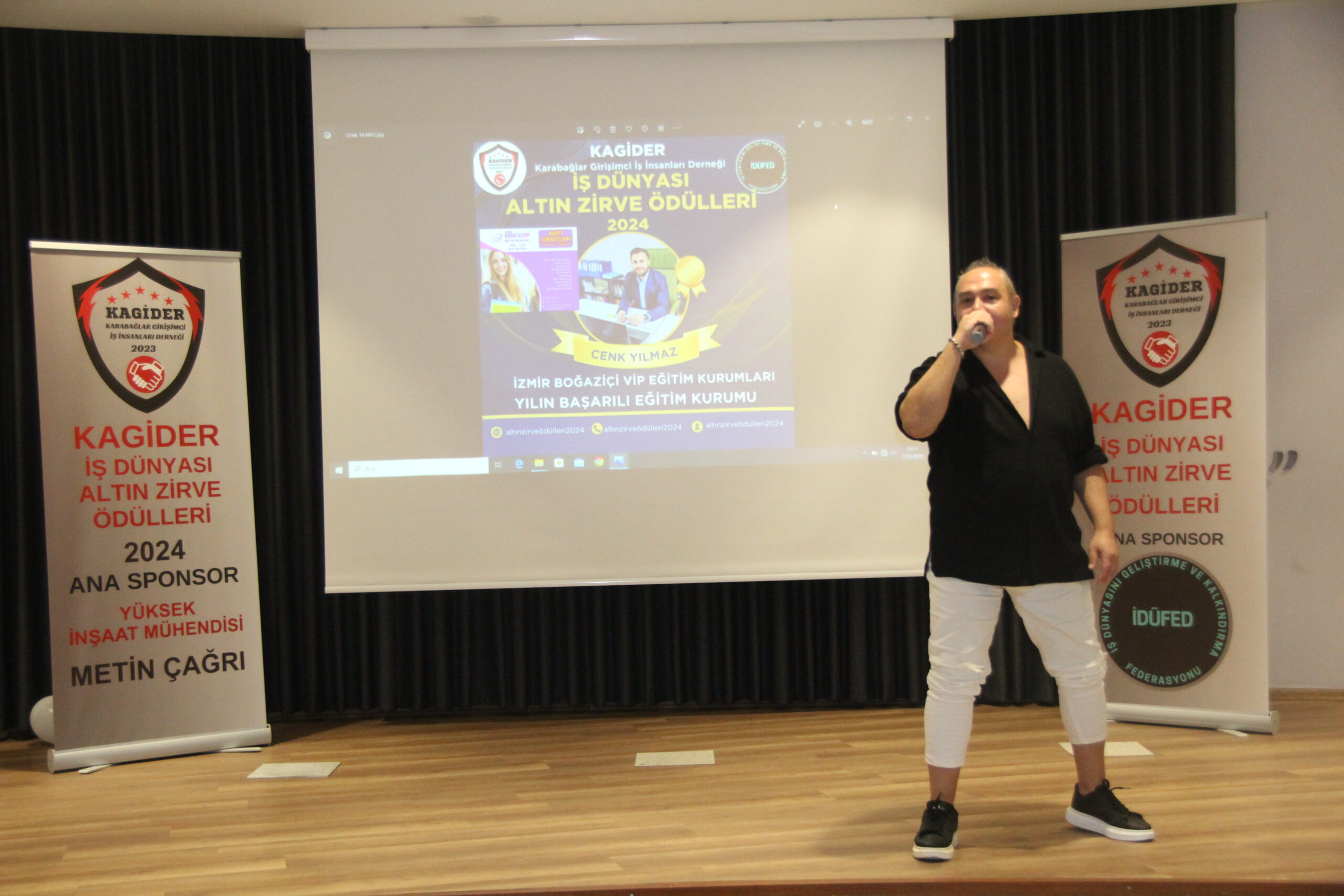 Ünlü Popçu Mert Algan, KAGİDER İş Dünyası Altın Zirve Ödülleri’nde Sahne Aldı: Büyüleyici Performansıyla Geceye Damga Vurdu