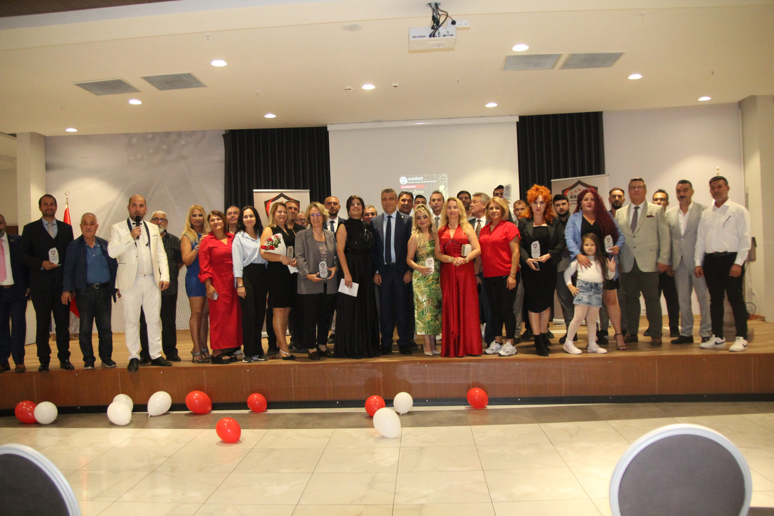 KAGİDER’den Türkiye’de Bir İlk: Halka Açık “İş Dünyası Altın Zirve Ödül Töreni” Gerçekleştirildi