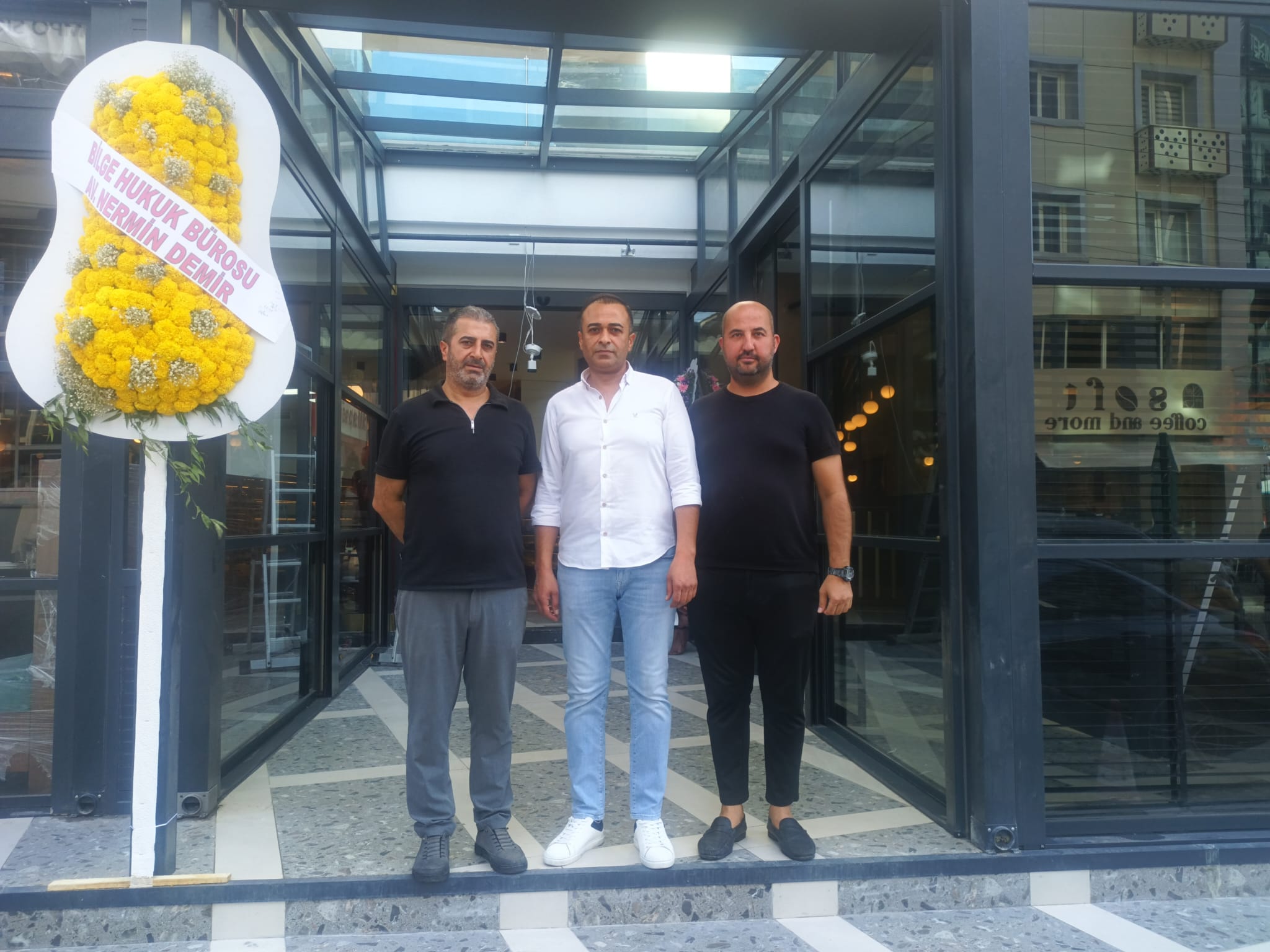 Genç Girişimciler Bayraklı’da Lezzet Rüzgarı Estirecek: Kebabi Restoran Açıldı!