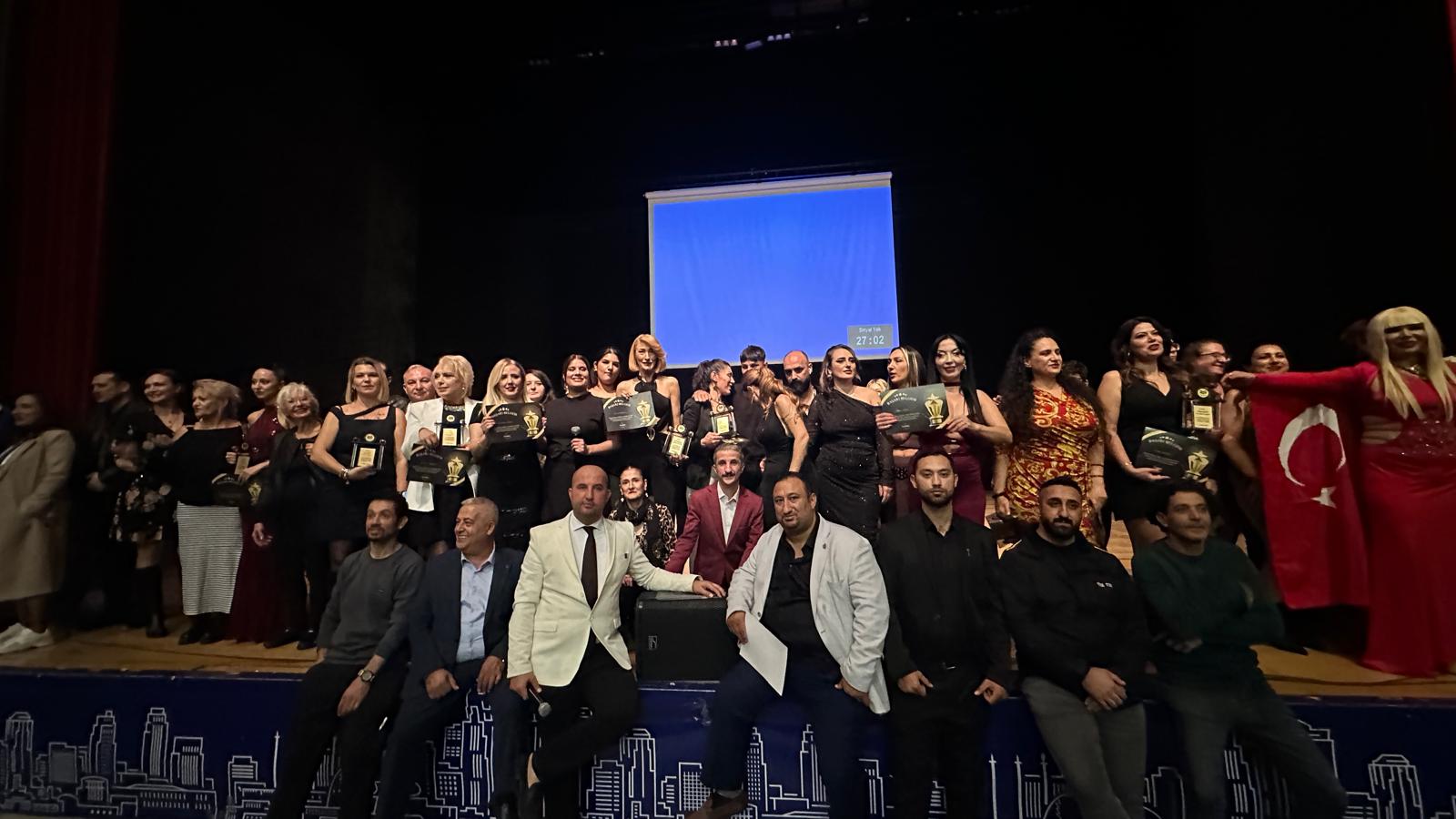 Kadın Emeği, Dayanışma ve Başarı Tek Sahnedeydi: Vizyon Medya Grup’tan İzmir’de Unutulmaz Gece!