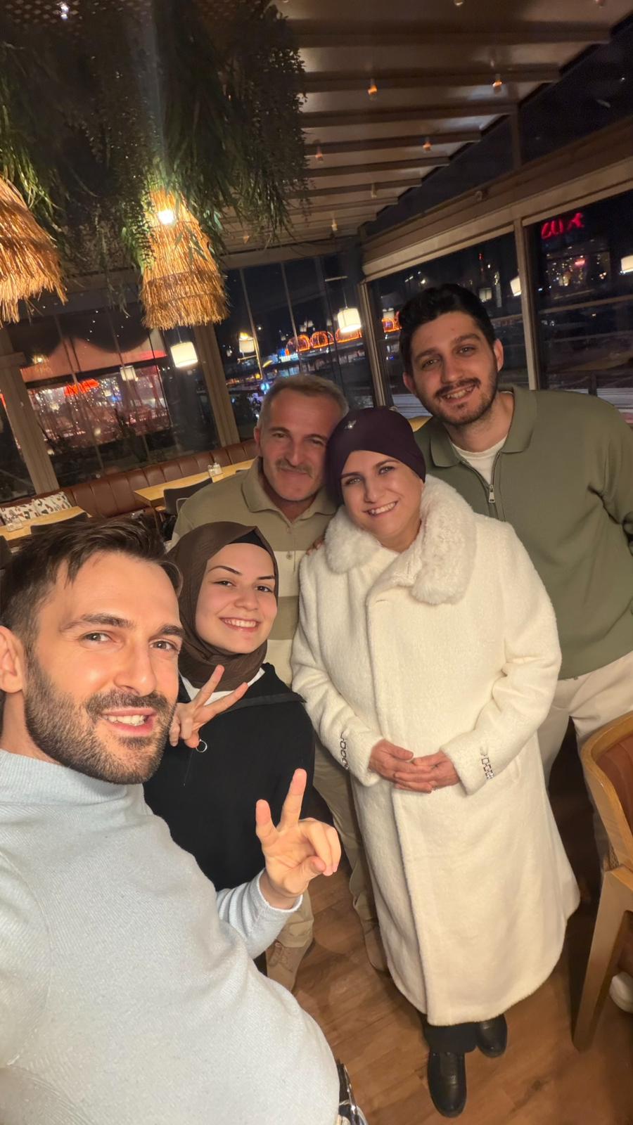 BİLGİÇLİ AİLESİNDEN PENDİK’TE GÖRKEMLİ KUTLAMA: ANNE ŞENAY BİLGİÇLİ’YE SÜRPRİZ DOĞUM GÜNÜ!